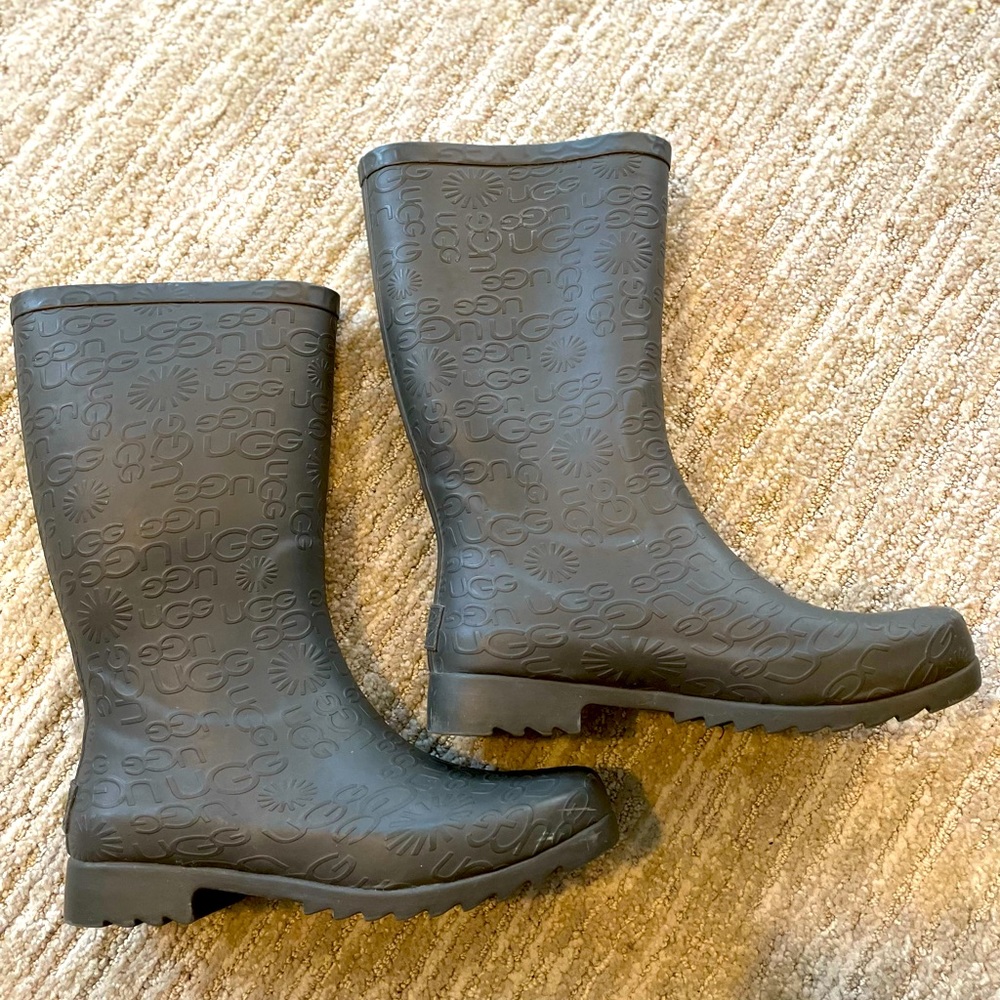 Ugg gray woman’s boots. Size 6.